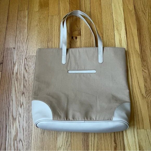 Everyday Tote in Almond 🤎 - Picture 7 of 9